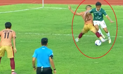 Tình huống hy hữu ở V.League 2, trận đấu không có VAR nhưng cầu thủ vẫn yêu cầu trọng tài 'xem lại'