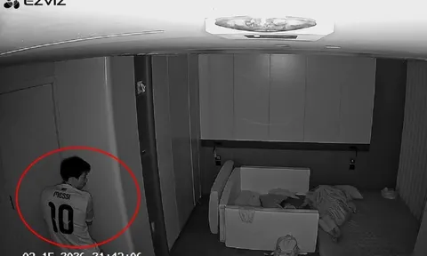 Hình ảnh Đoàn Văn Hậu 'lén lút' trong phòng ngủ gây sốt, ai cũng cảm thông khi biết lý do