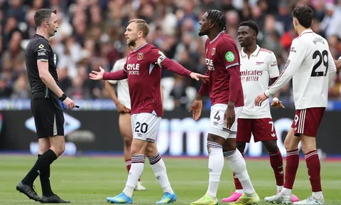 Arsenal thắng nghẹt thở, CĐV bị ném xuống cầu thang ở sân London Stadium