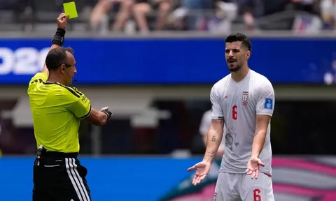 Chậm 6 giây, cầu thủ Iran là người đầu tiên nhận án phạt vì luật mới ở World Cup 2026