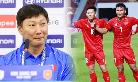 HLV Kim Sang-sik bị làm phiền trước ngày tái đấu Thái Lan, HLV ĐT Việt Nam ứng biến tài tình