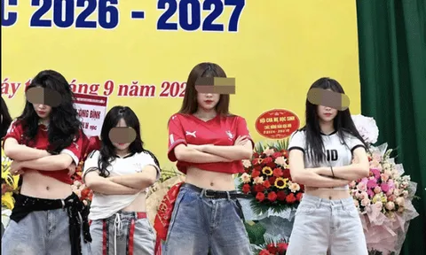 Clip học sinh mặc trang phục ‘hở hang’ nhảy tại lễ khai giảng gây tranh cãi: Hiệu trưởng nói gì?