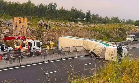 Thông tin mới vụ xe tải lật chắn ngang cao tốc Vĩnh Hảo - Phan Thiết: Tài xế khai lý do tai nạn