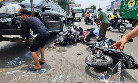 Vụ ô tô Mercedes tông liên hoàn 3 xe máy ở TPHCM: Hiện trường ghi nhận cảnh tượng đáng chú ý
