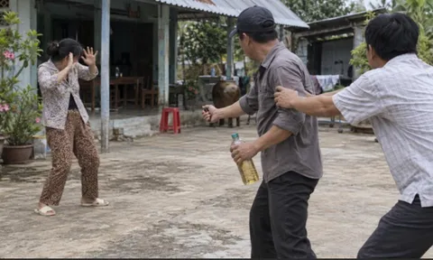 Diễn biến nóng vụ gã đàn ông dùng xăng đốt vợ cũ vì ghen tuông, gia đình ngăn cản bất thành