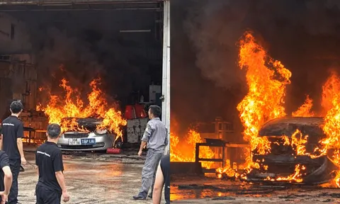 Nơi khởi khát vụ cháy gara kinh doanh phụ tùng ô tô, lửa lan sang nhiều vật dụng tạo cột khói đen