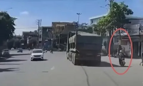 Camera ghi cảnh xe tải rẽ ẩu, cuốn xe máy và người vào gầm: Diễn biến sau đó gây chú ý