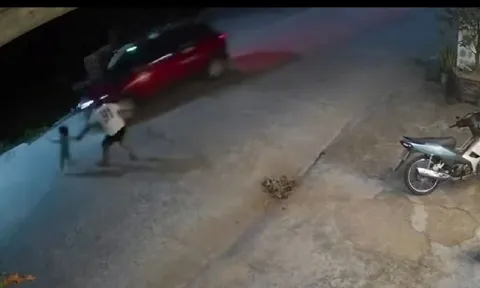 Bé gái bất ngờ lao ra trước đầu ô tô, người đàn ông đang quét dọn có hành động gây chú ý