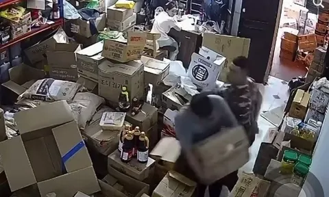 Xôn xao clip người đàn ông ‘tương tác vật lý’ gãy mũi nhân viên giao hàng vì bị va vào chân