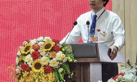 PGS.TS Đào Thế Anh vinh dự nhận Huy hiệu 40 năm tuổi Đảng