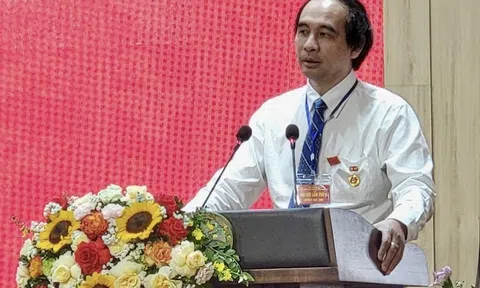 PGS.TS Đào Thế Anh vinh dự nhận Huy hiệu 40 năm tuổi Đảng