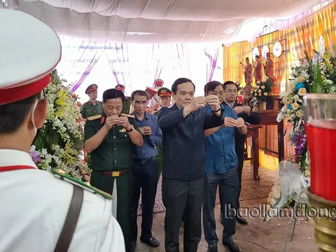 Phó Thủ tướng Trần Lưu Quang kiểm tra hiện trường sạt lở đất trên đèo Bảo Lộc
