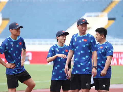 Trợ lý HLV Kim Sang Sik 'sốc' vì điều kiện thi đấu của Việt Nam