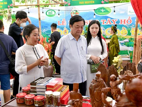 Bộ trưởng Lê Minh Hoan thăm quan, động viên Lễ hội Sen Hà Nội 2024