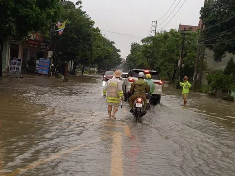 Vĩnh Phúc: Lực lượng CSGT Tam Dương bảo đảm an toàn giao thông cho người dân trong mưa lũ