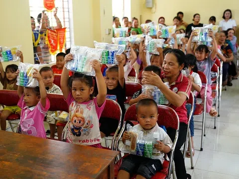 Vinamilk cùng trẻ em vùng khó khăn, sau bão lũ vui đón trung thu