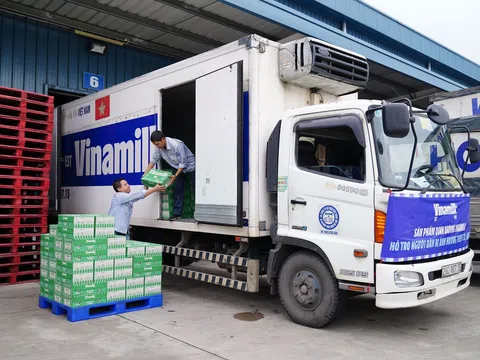 Vinamilk tiếp tục hỗ trợ người dân sau bão lũ