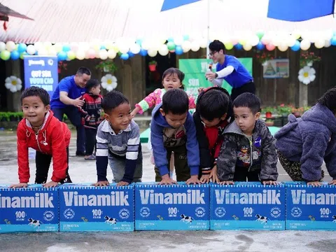 Hộp quà bất ngờ Vinamilk mang niềm vui đến trẻ em vùng cao