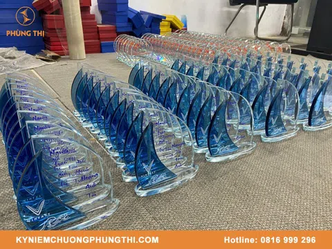 Kỷ niệm chương Phùng Thị tư vấn kỷ niệm chương thuỷ tinh mua ở đâu?
