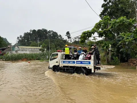 Tuyên Quang: CSGT dùng ô tô chuyên dụng đưa người dân qua điểm ngập úng