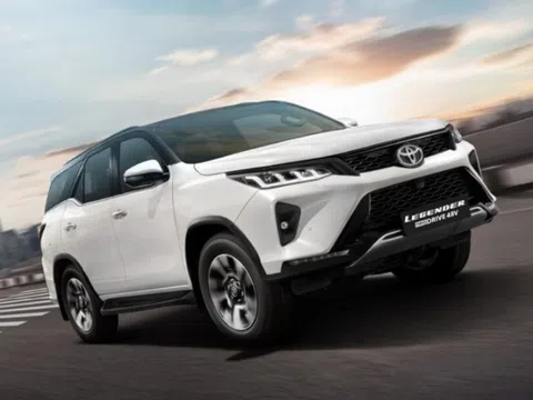 Toyota Fortuner Hybrid 2025 chính thức ra mắt, 'đe nẹt' Ford Everest và Hyundai Santa Fe với giá mềm