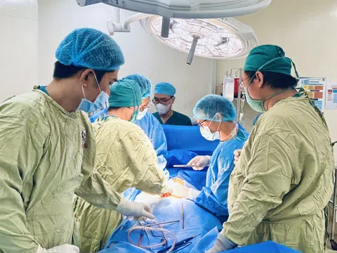 Hai người bệnh trẻ “sống thêm lần nữa” nhờ ghép thận từ người hiến tạng chết não