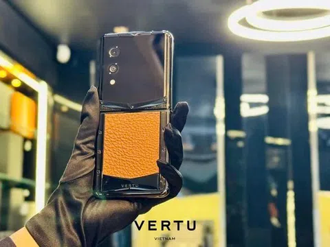 Vertu ra mắt điện thoại gập đắt nhất thế giới được làm từ vàng và da cá sấu, giá trên 600 triệu đồng
