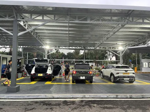 Chủ kinh doanh xăng dầu mở trạm sạc xe điện tích hợp tiện ích: ‘Xe điện là xu thế, nên đón sóng sớm’