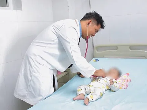 Khuyên tai “đi lạc” vào dạ dày bé gái 8 tháng tuổi
