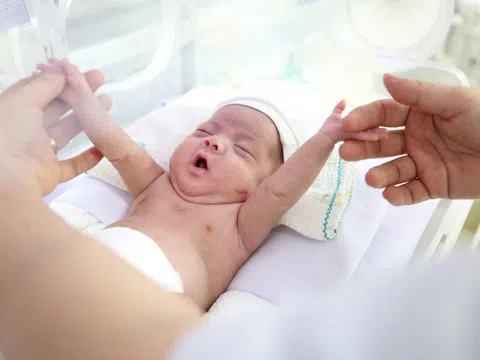 Phú Thọ: Phóng sự ảnh sau 103 ngày hồi sinh bé gái sinh non 24 tuần