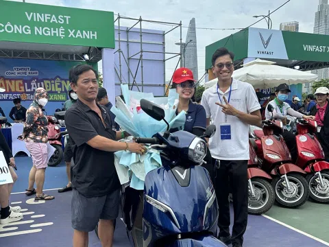 Người dùng Việt đổi xăng lấy điện: ‘Xe máy điện VinFast vận hành êm, chi phí tiết kiệm’