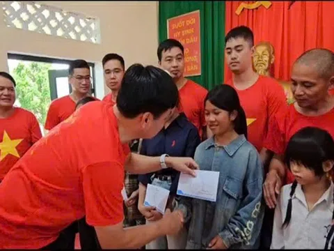 Thanh Hoá: Lớp Luật sư K27 trao 60 suất quà cho học sinh vùng biên giới xã Bát Mọt