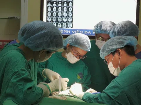 Người đàn ông 7 năm sống chung với khối u tuyến mang tai khổng lồ