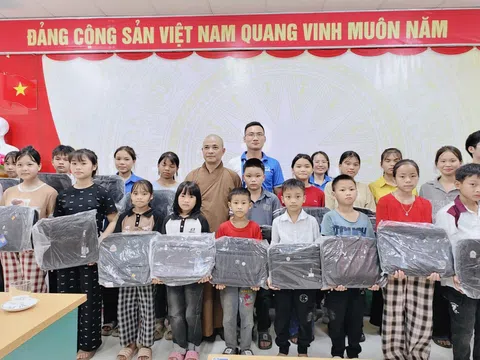 Đoàn thiện nguyện Hà Nội và Phú Thọ thắp hương tưởng niệm anh hùng liệt sĩ, hỗ trợ trường học khó khăn tại Tuyên Quang