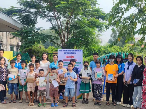 “Trao sách, trao yêu thương” tiếp sức cho học sinh chuẩn bị đến trường