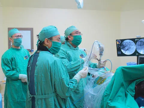 Loại bỏ sỏi san hô gần 2cm bằng kỹ thuật nội soi, bệnh nhân 66 tuổi thoát khỏi cơn đau dai dẳng