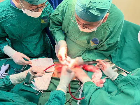 Giải cứu quả thận ‘chết đuối’ nhờ ca phẫu thuật loại bỏ khối u bàng quang khổng lồ