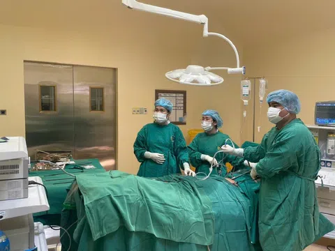 Khối u quái chứa tóc, răng trong bụng cô gái trẻ