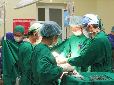Cứu sống nam thanh niên bị đâm xuyên từ lưng đến bụng