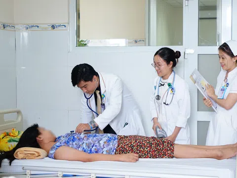 Cứu sống bé gái Campuchia tái sốc sốt xuất huyết nguy kịch