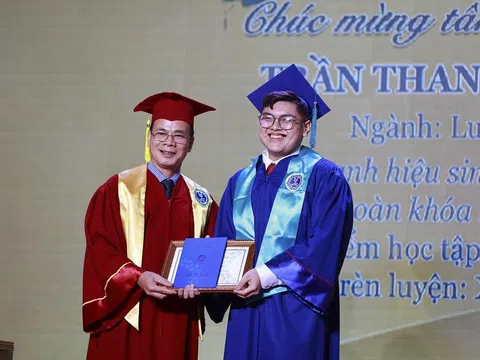 Ulaw trao bằng tốt nghiệp cho gần 1.600 cử nhân chính quy năm 2025