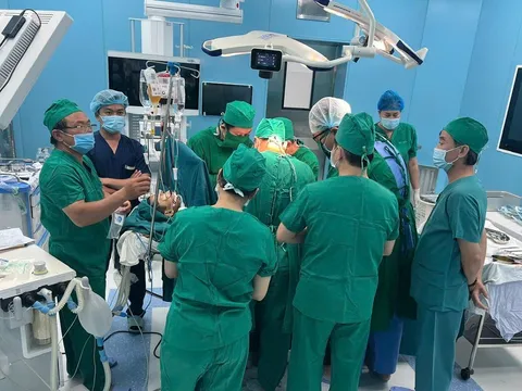 Bác sĩ TP.HCM bay ra Côn Đảo cứu nam sinh bị chấn thương bụng phức tạp