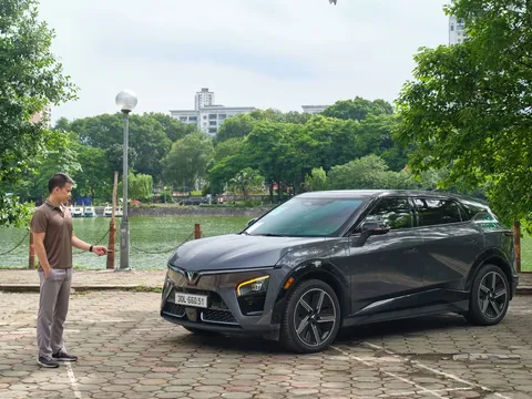 Lên đời VinFast VF 7, khách Việt khẳng định: ‘Không còn lý do để quay lại xe xăng’