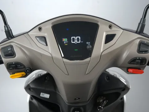 ‘Kẻ hủy diệt Honda Vision’ chính thức ra mắt giá 23 triệu đồng rẻ như Wave Alpha, có màn LCD cực nét