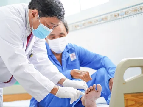 Gắp dị vật trong mu bàn chân người đàn ông sau hơn hai tháng đau nhức