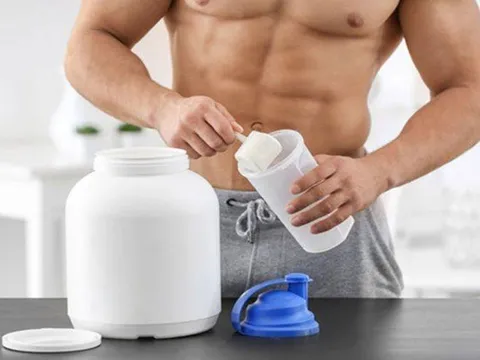 Uống bổ để khỏe, ai ngờ ‘mất lửa’: Mặt trái của thực phẩm bổ sung phòng gym