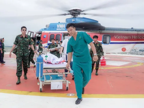 Bay xuyên bão đưa bệnh nhân nghi vỡ gan từ đảo Thuyền Chài về đất liền