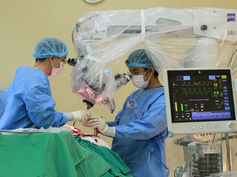 Cứu sống thanh niên 21 tuổi hôn mê sâu do u não tái phát