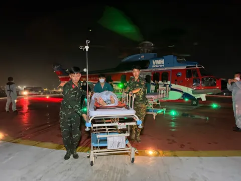 Trực thăng vượt bão đưa ba bệnh nhân từ Trường Sa về đất liền