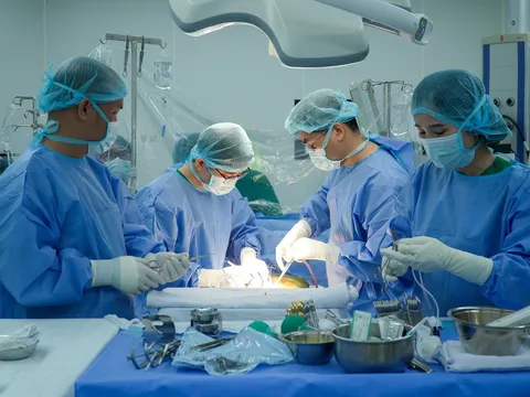 Anh trai hiến gan ‘nối’ nhịp sống cho em trai Quân y